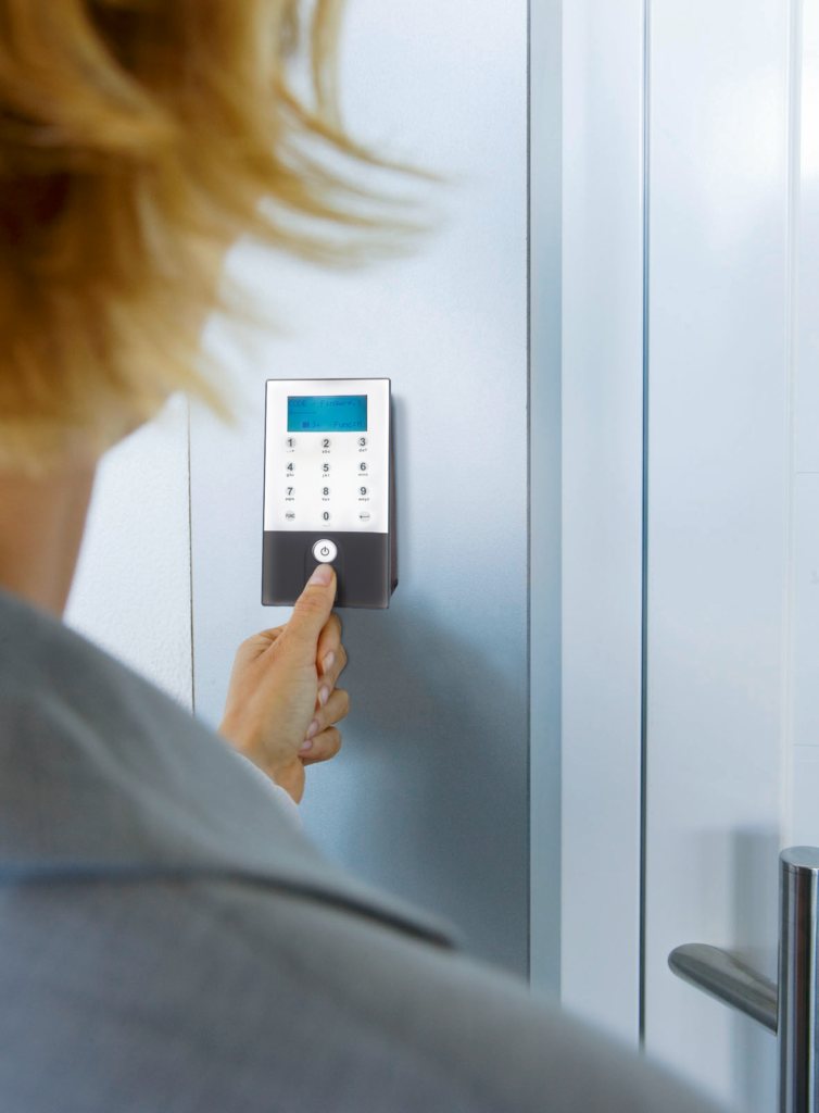 Ein Gast tippt seinen Zugangscode in das Keypad